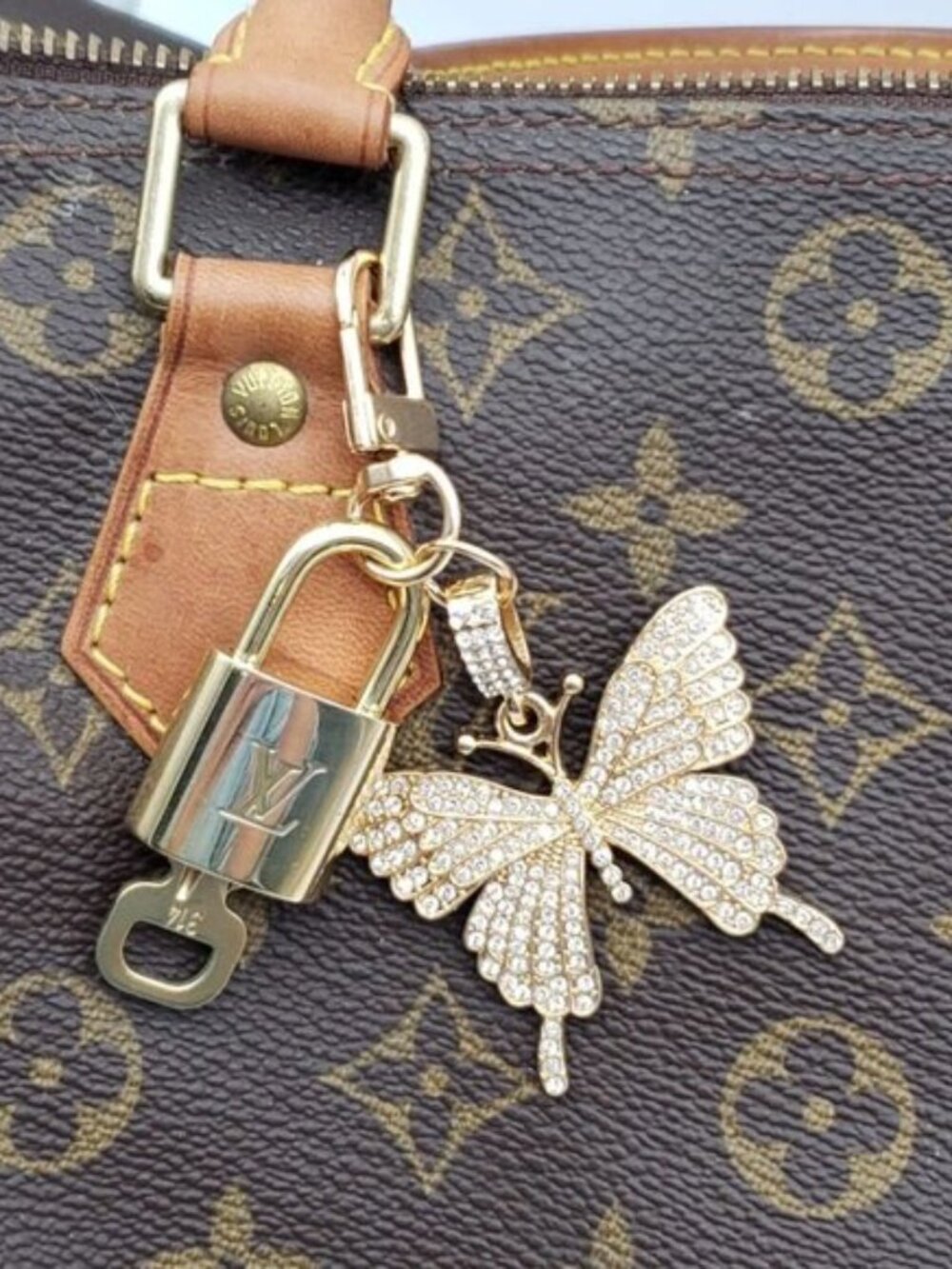 LV Authentic Gold Padlock 🔒 Key Set w/ Unbranded Butterfly Keychain Charm - Picture 2 of 5